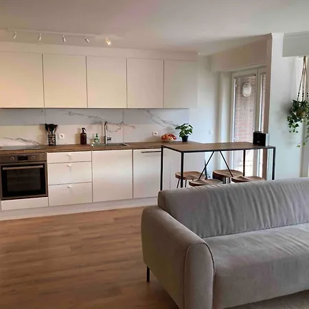Stylish, Modern With Two Bedrooms, Located In The Vibrant Heart Of T110 Lägenhet *