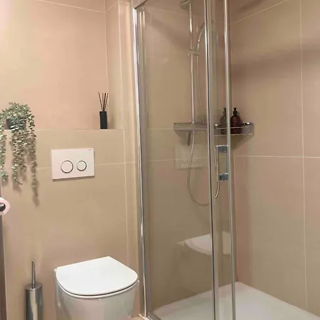 公寓 Stylish, Modern With Two Bedrooms, Located In The Vibrant Heart Of T110