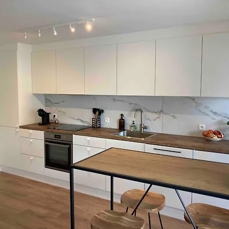 Stylish, Modern With Two Bedrooms, Located In The Vibrant Heart Of T110 אוסטנדה